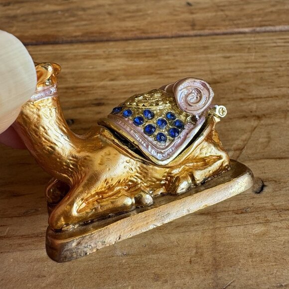 Small Camel Enameled Trinket Box Magnetic Closure 2” long 1” Tall - Picture 4 of 11